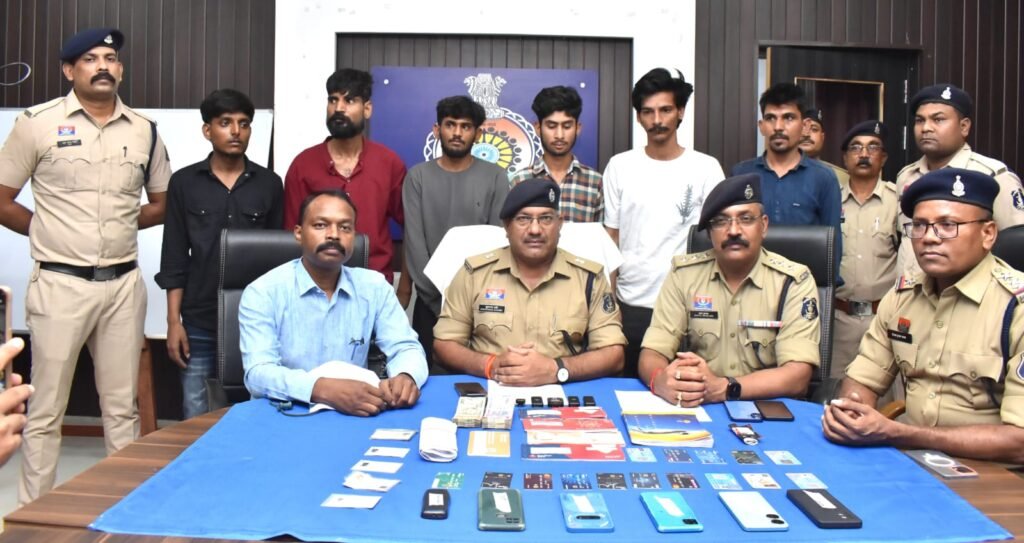 दुर्ग पुलिस की बड़ी कार्रवाई: राजस्थान के अंतर्राज्यीय साइबर फ्रॉड गिरोह का पर्दाफाश, 20 लाख की ऑनलाइन ठगी करने वाले 6 आरोपी गिरफ्तार 1002013939